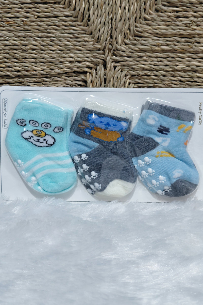 Kradyl Kroft Set of 3 New Born Baby Socks with Foot Grip (0 to 6 Months)